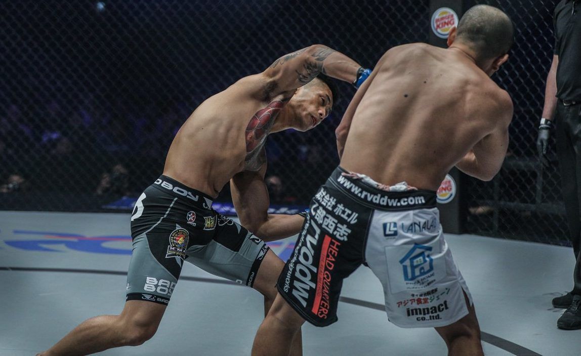 Vietnamese-Australian star Martin Nguyen drops Kazunori Yokota with his overhand right