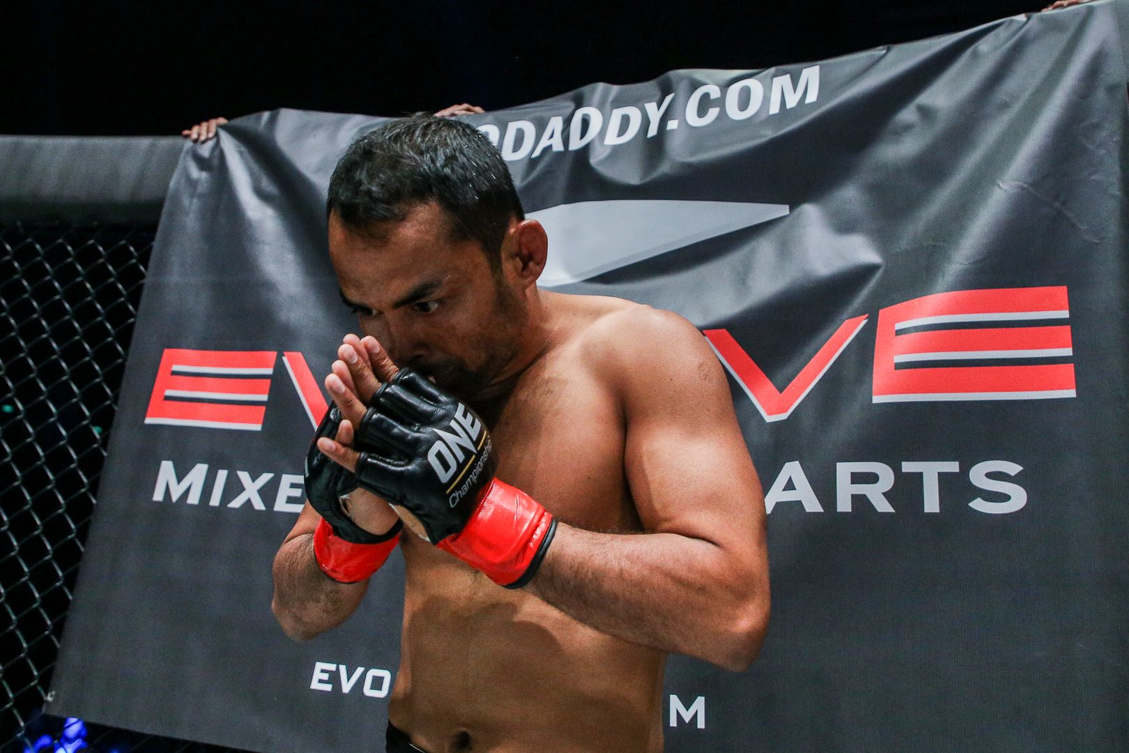Dejdamrong Sor Amnuaysirichoke prays before his fight
