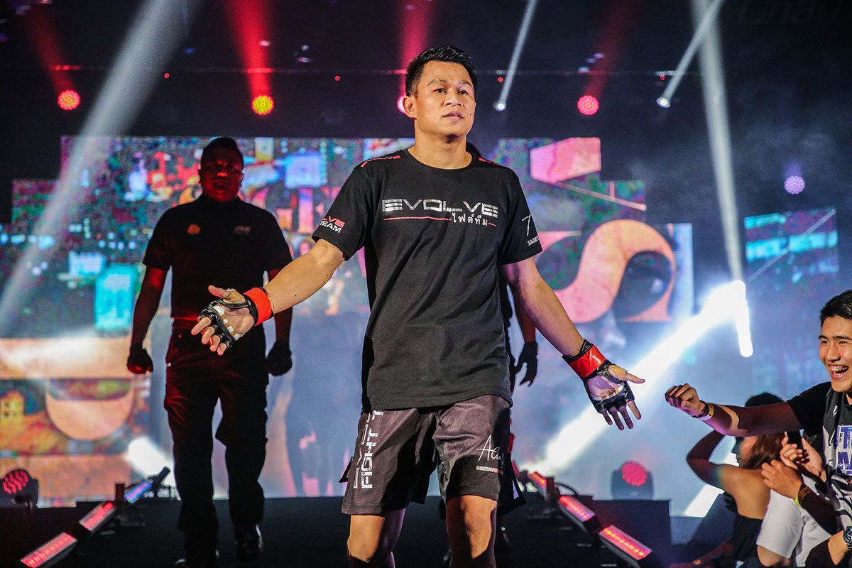 Muay Thai fighter Sagetdao Petpayathai walks down the ramp