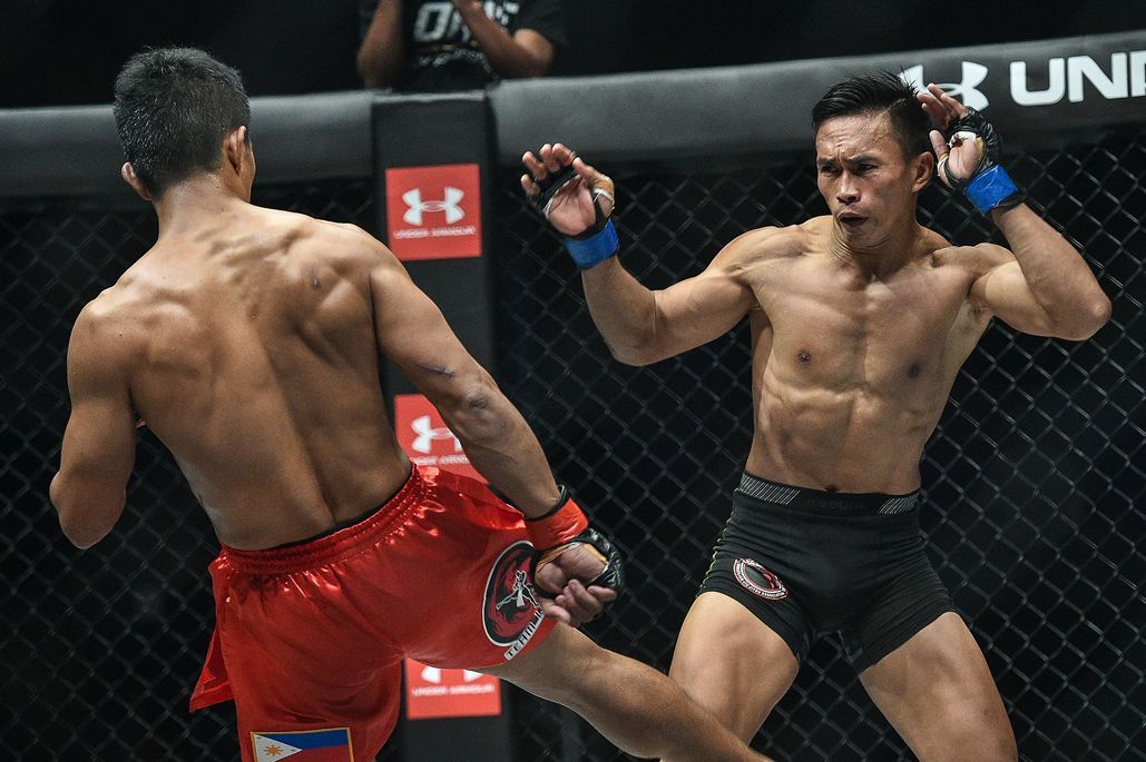 Sunoto dodges a kick from Edward Kelly
