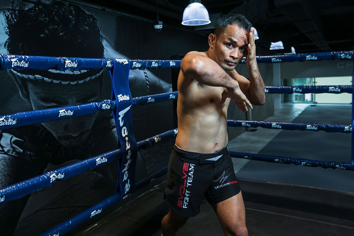 Dejdamrong Sor Amnuaysirichoke throws an elbow
