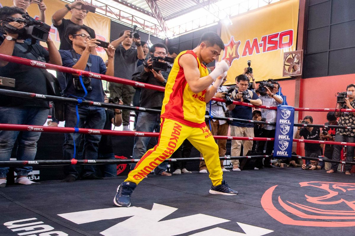 Srisaket Sor Rungvisai shadowboxes in the ring