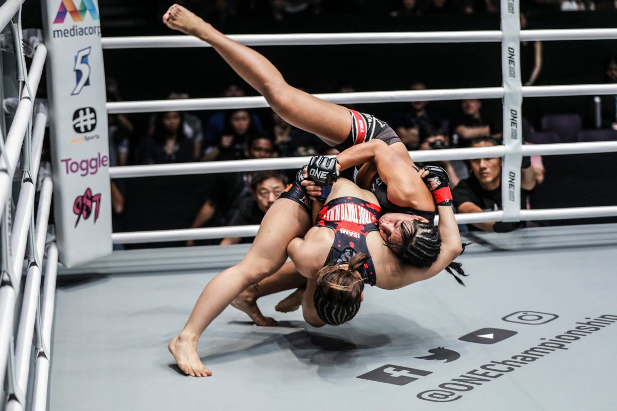 Ayaka Miura throws Laura Balin