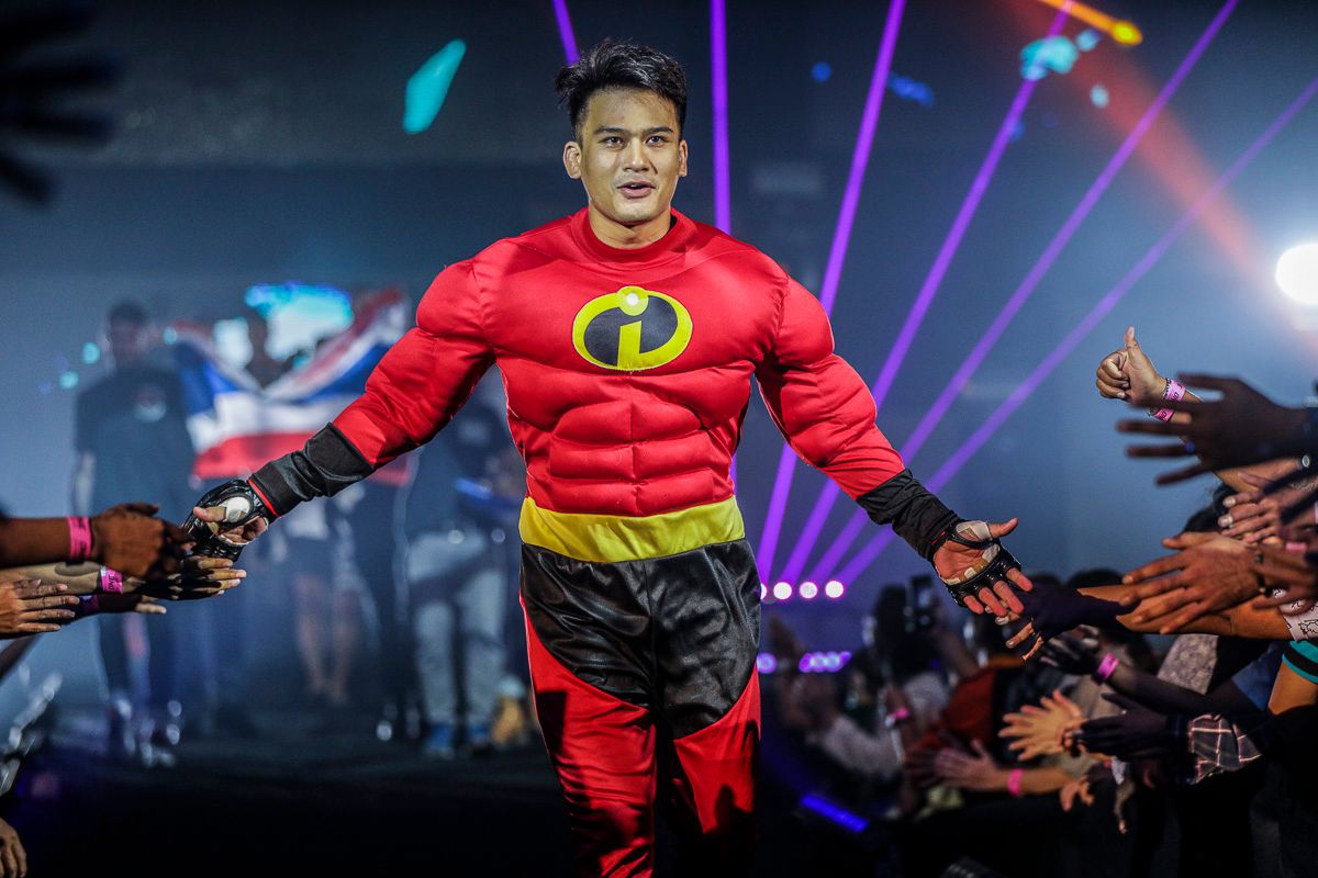 Shannon Wiratchai makes a grand entrance