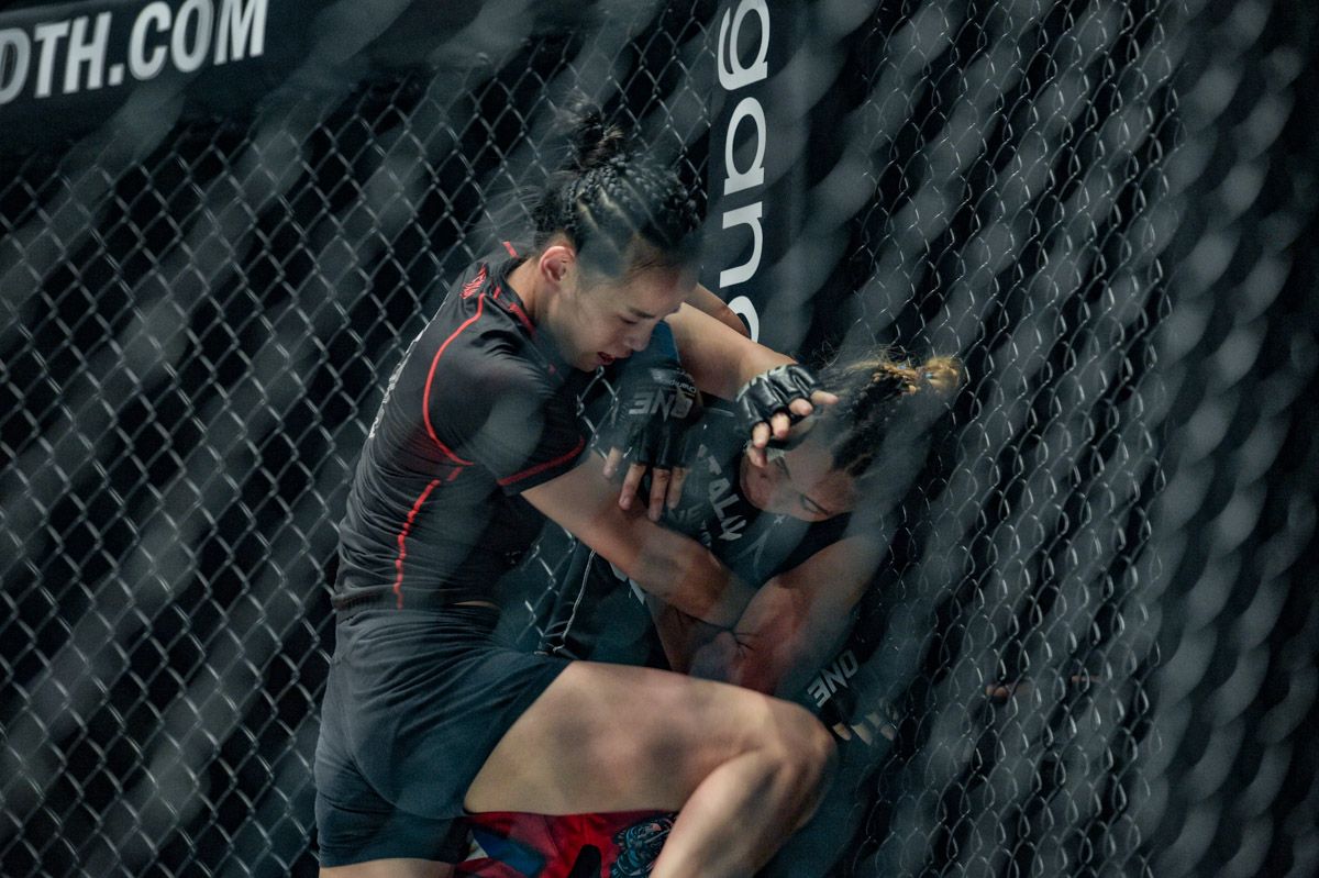 Chinese star "MMA Sister" Lin Heqin knees Jomary Torres against the cage