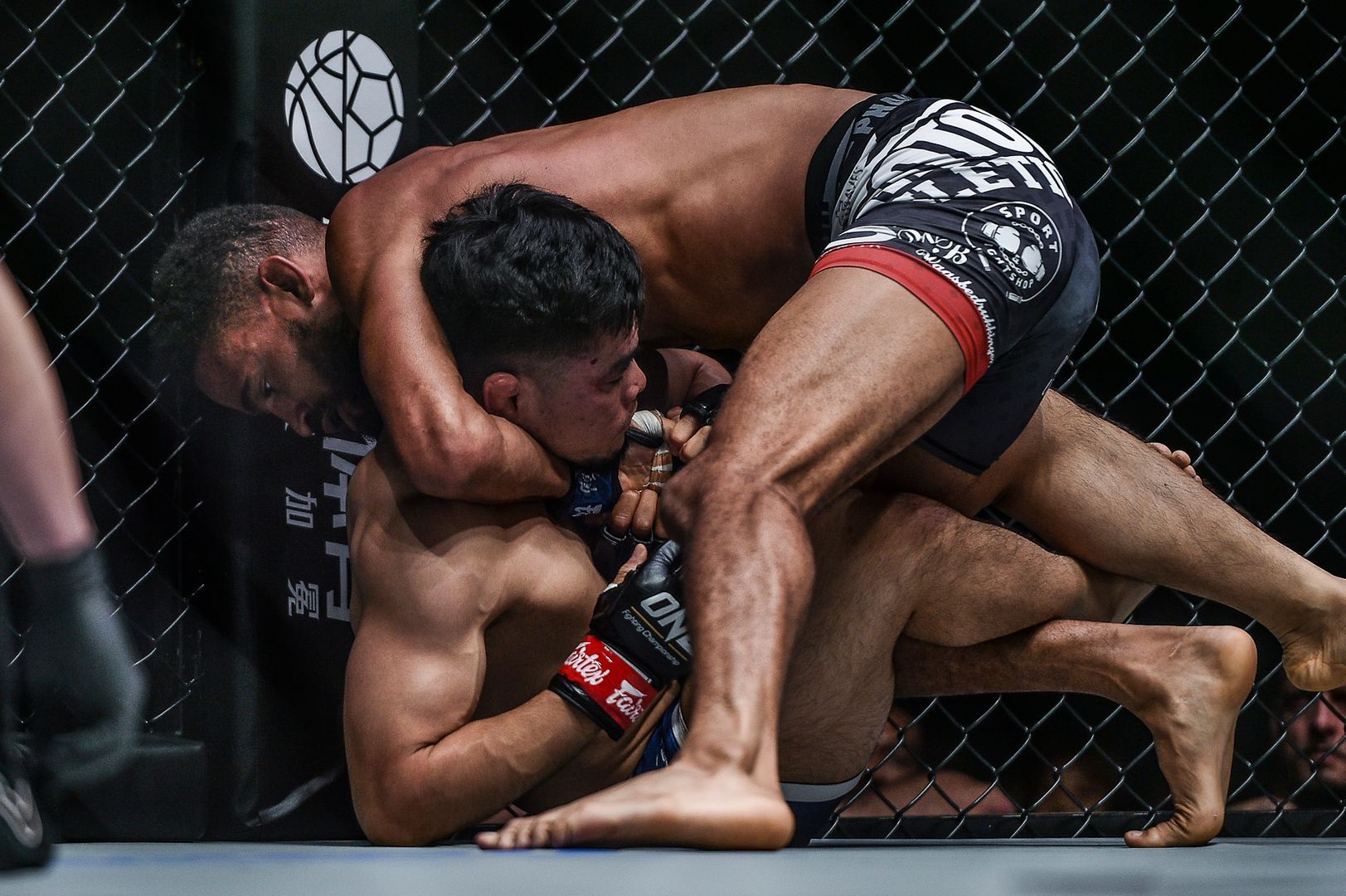 Pieter Buist grapples with Kota Shimoishi