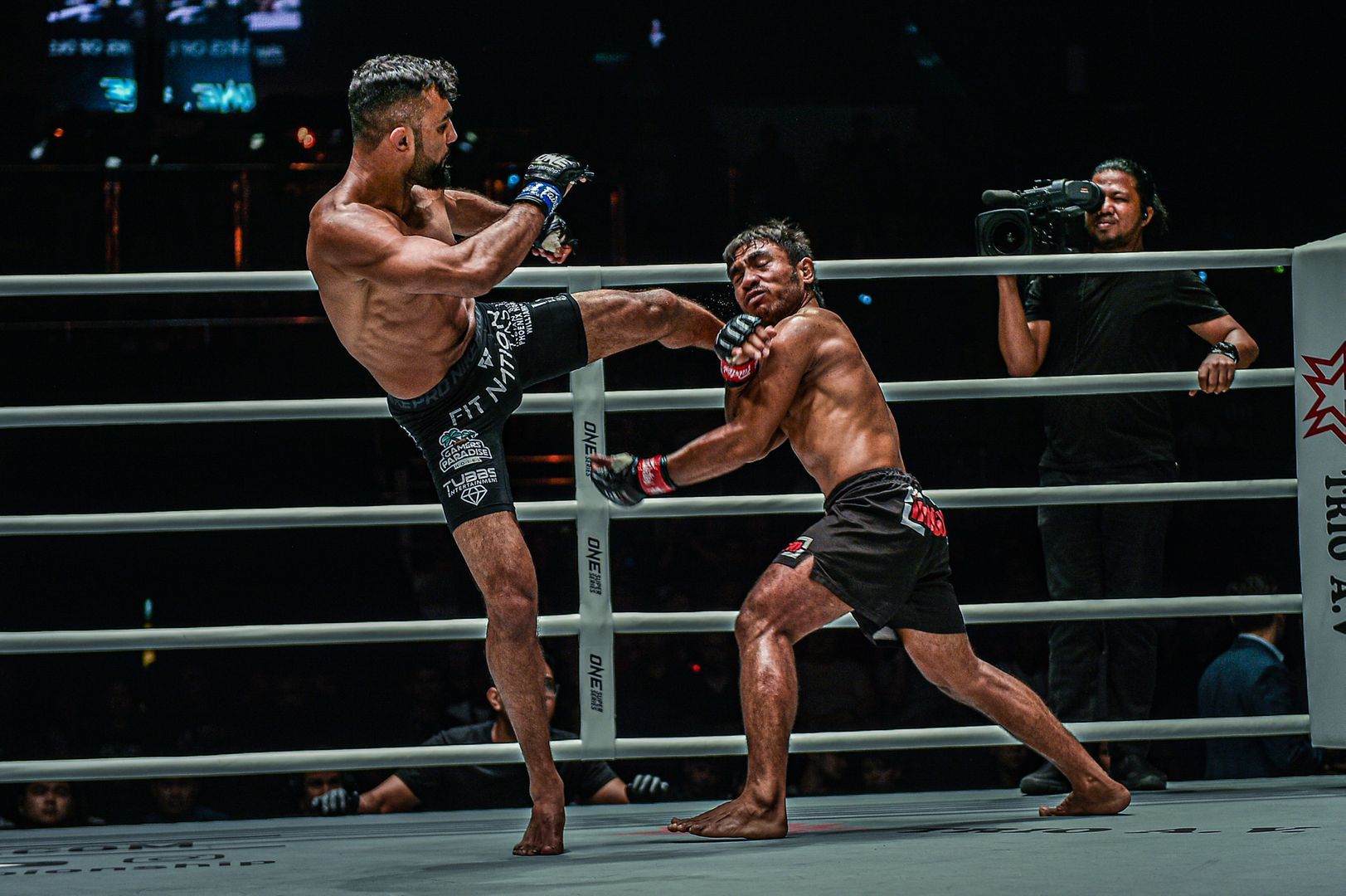 Gurdarshan Mangat throws a head kick