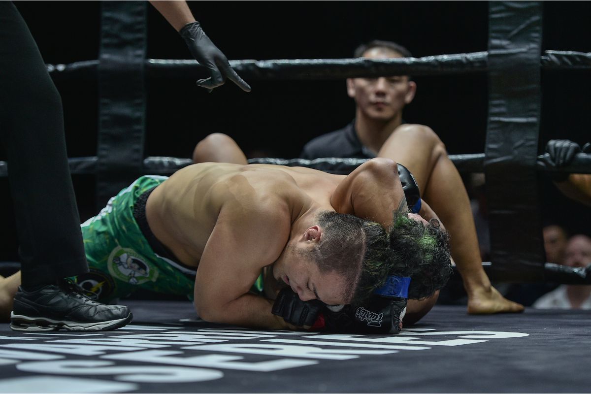 Japanese lightweight Kimihiro Eto gets his trademark arm-triangle choke