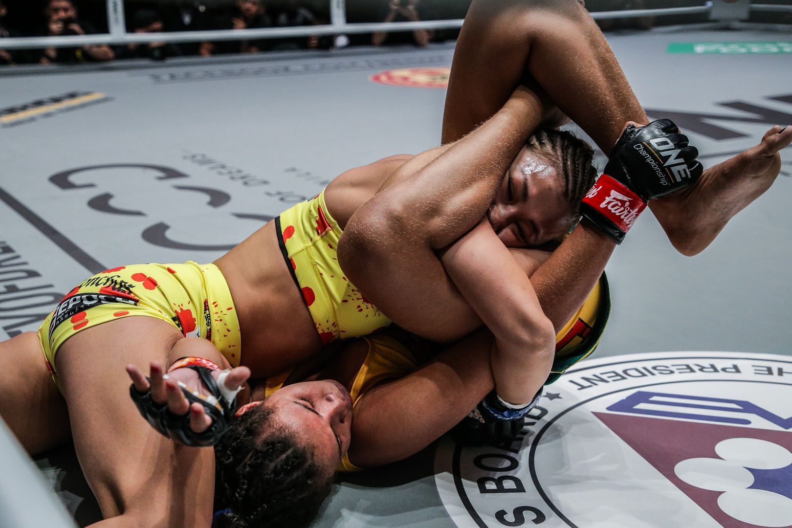 Brazil's Samara Santos turns the tables on Ayaka Miura and nullifies her in with a triangle choke