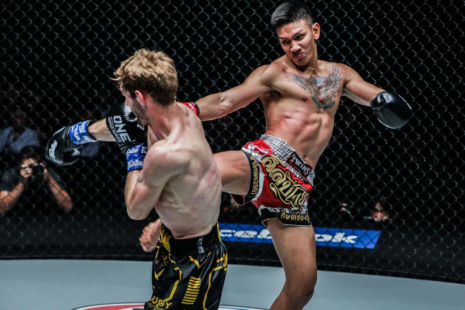 Bangpleenoi Petchyindee Academy defeats Lian Nolan at DREAMS OF GOLD