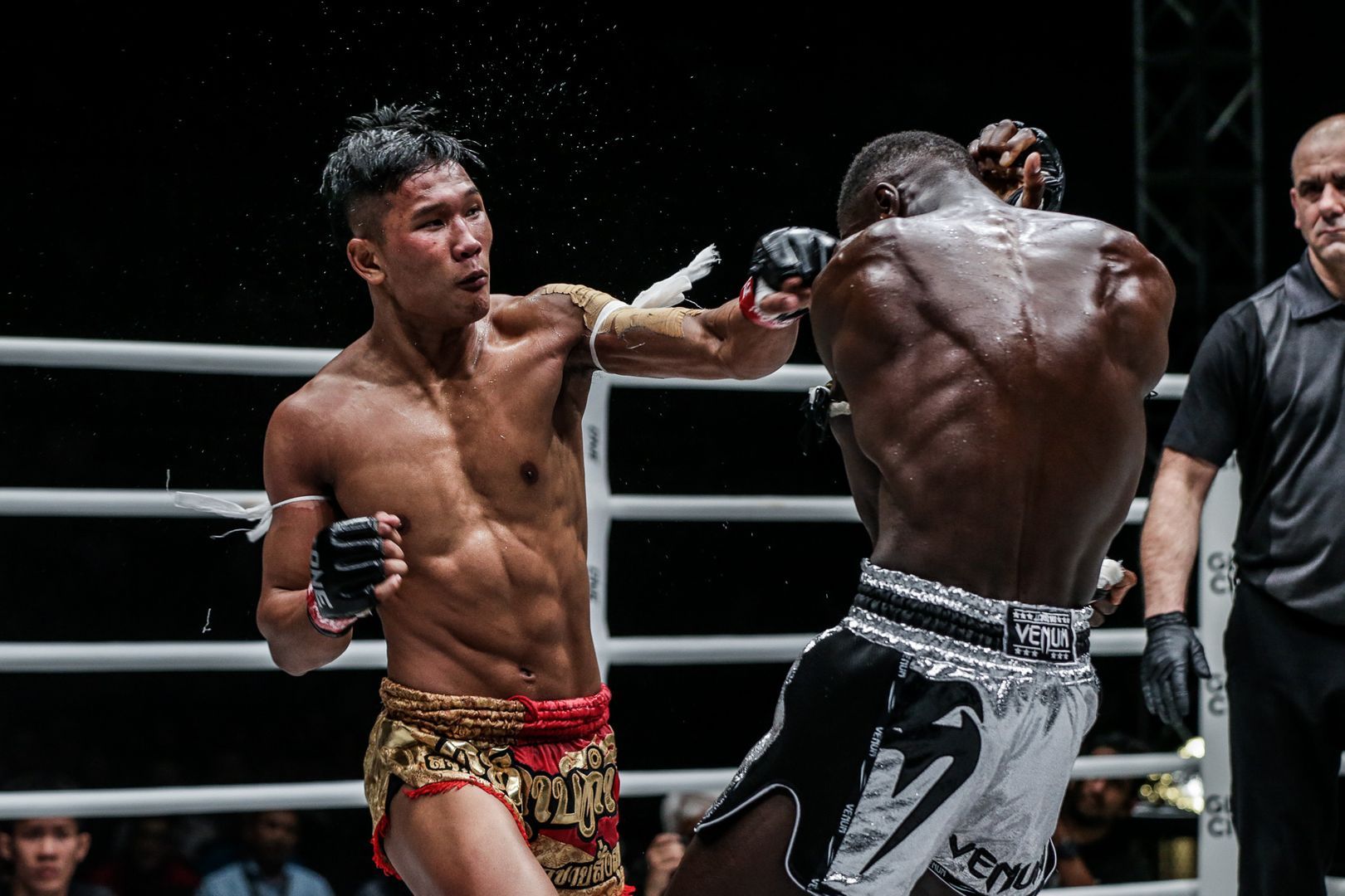 Thai megastar Kulabdam Sor. Jor. Piek Uthai punches Bobo Sacko