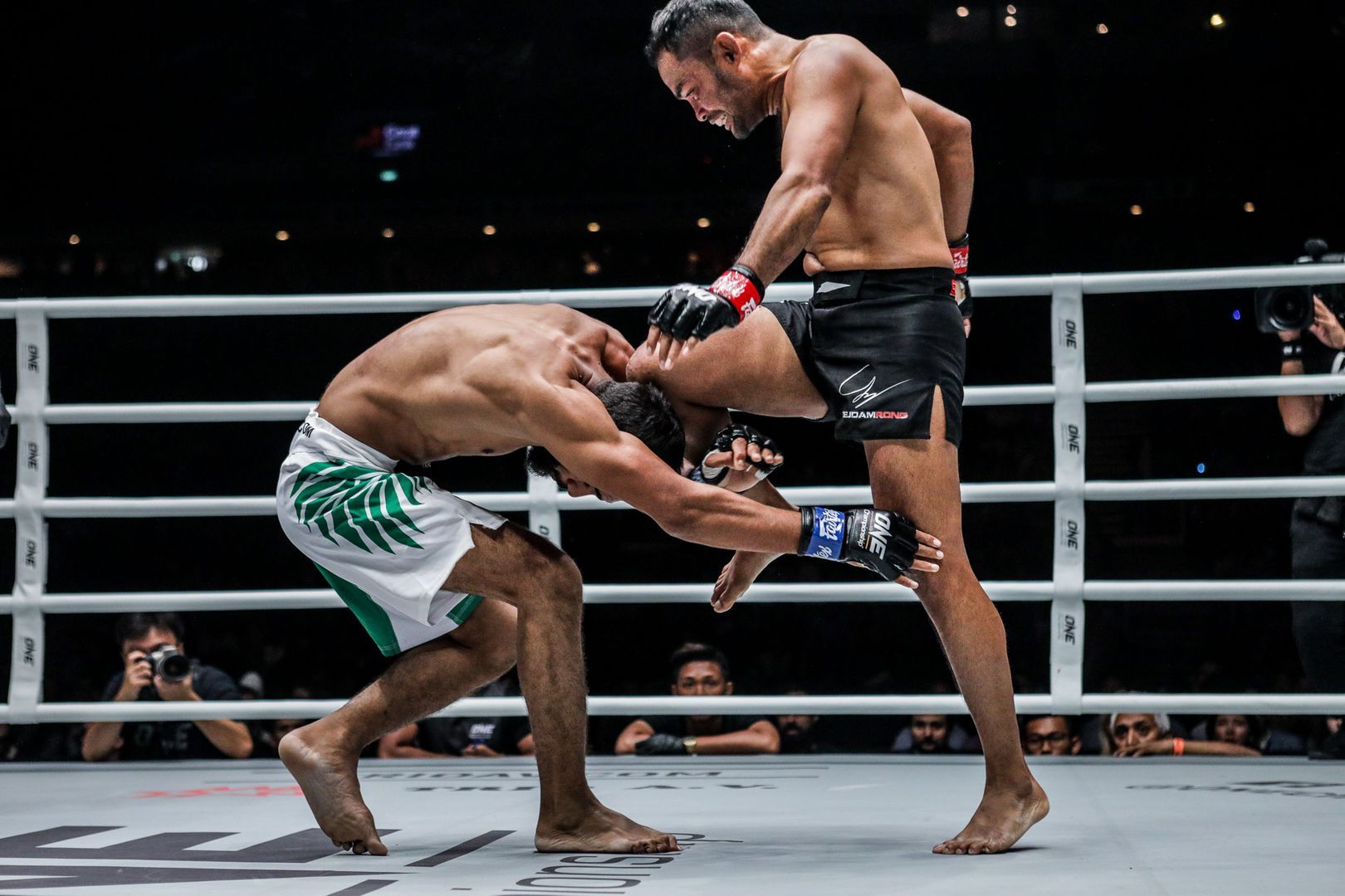 Dejdamrong Sor Amnuaysirichoke throws a knee at Muhammad Imran