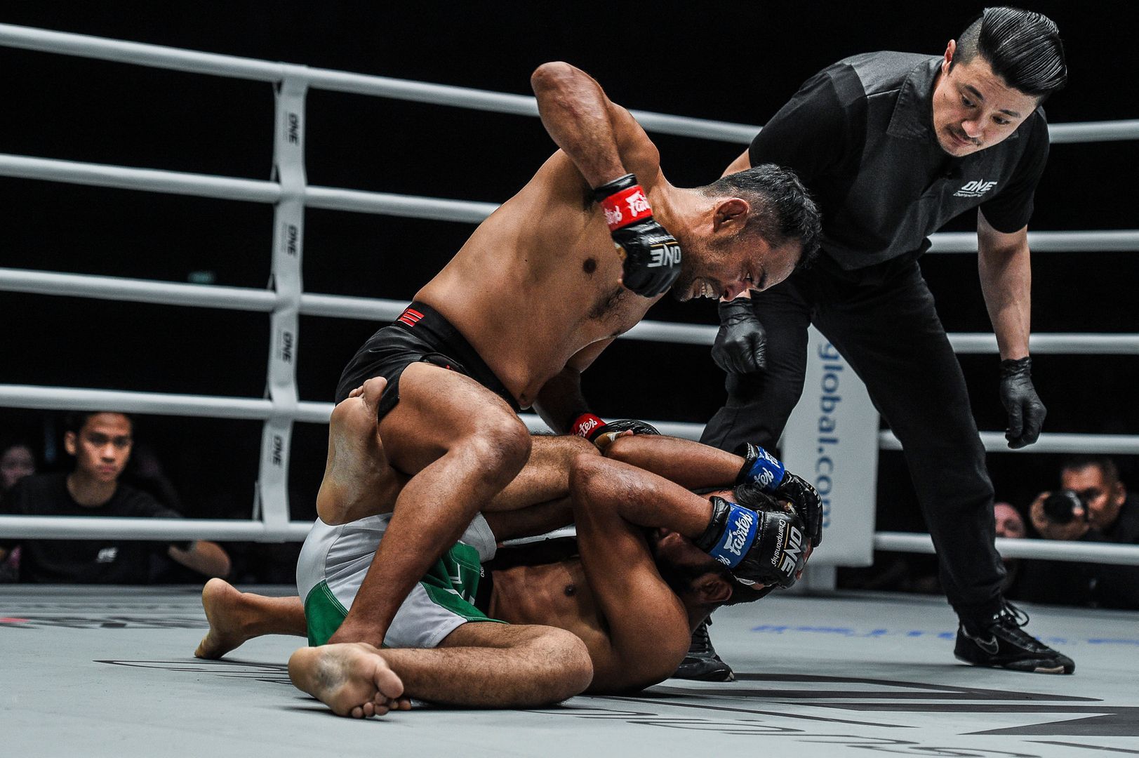 Dejdamrong Sor Amnuaysirichoke defeats Muhammad Imran at ONE EDGE OF GREATNESS in Singapore