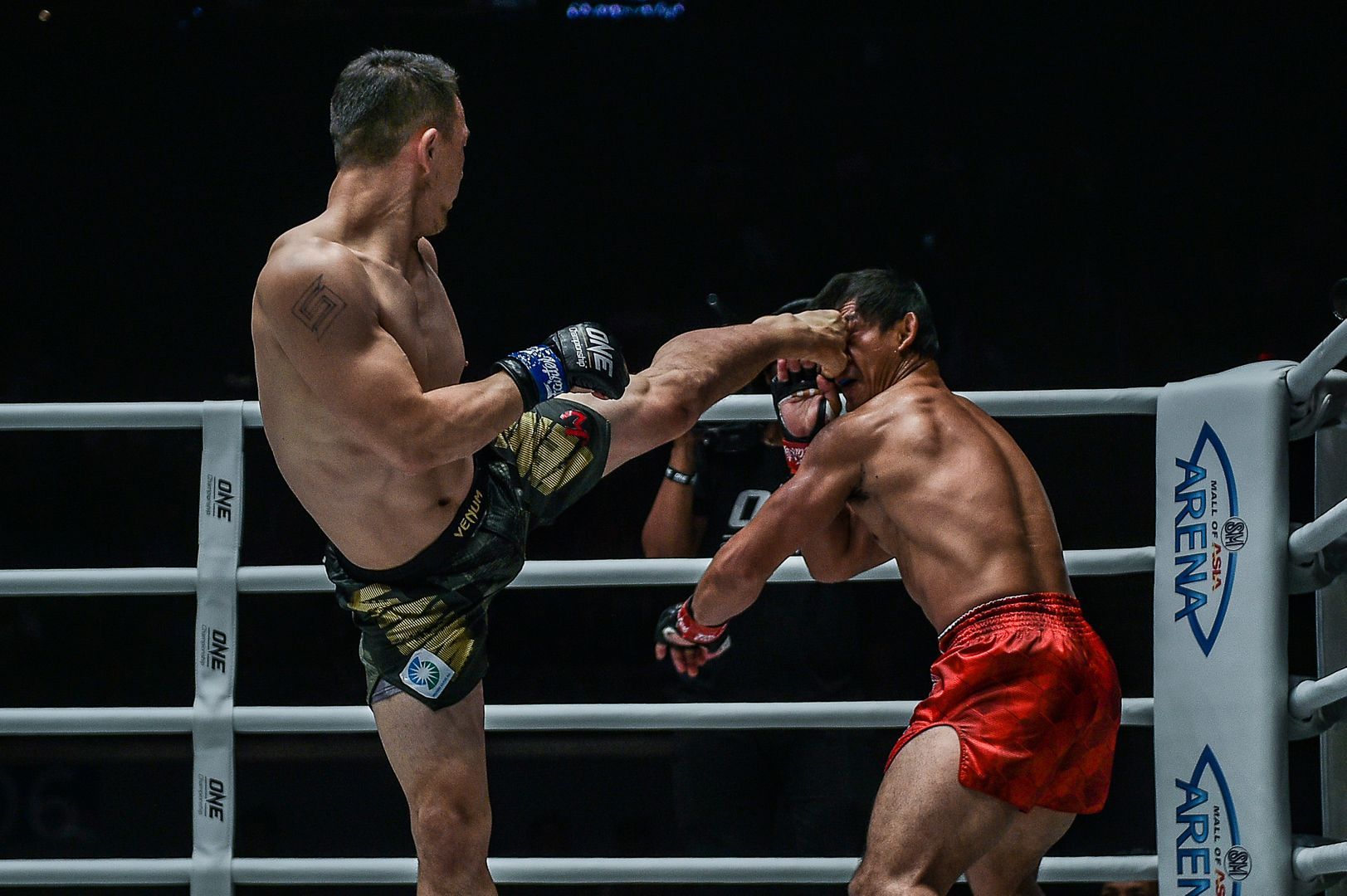 Eduard Folayang takes on Amarsanaa Tsogookhuu at ONE: MASTERS OF FATE in Manila, Philippines