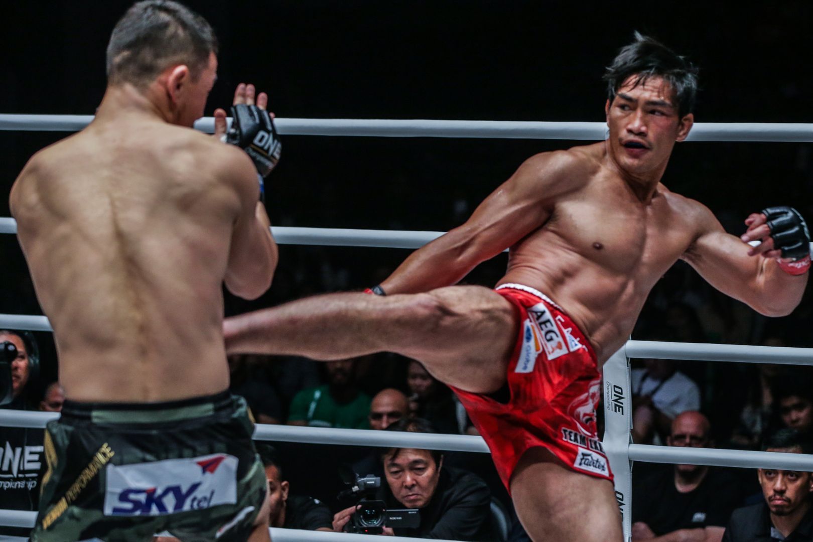 Eduard Folayang attacks Amarsanaa Tsogookhuu at ONE MASTERS OF FATE