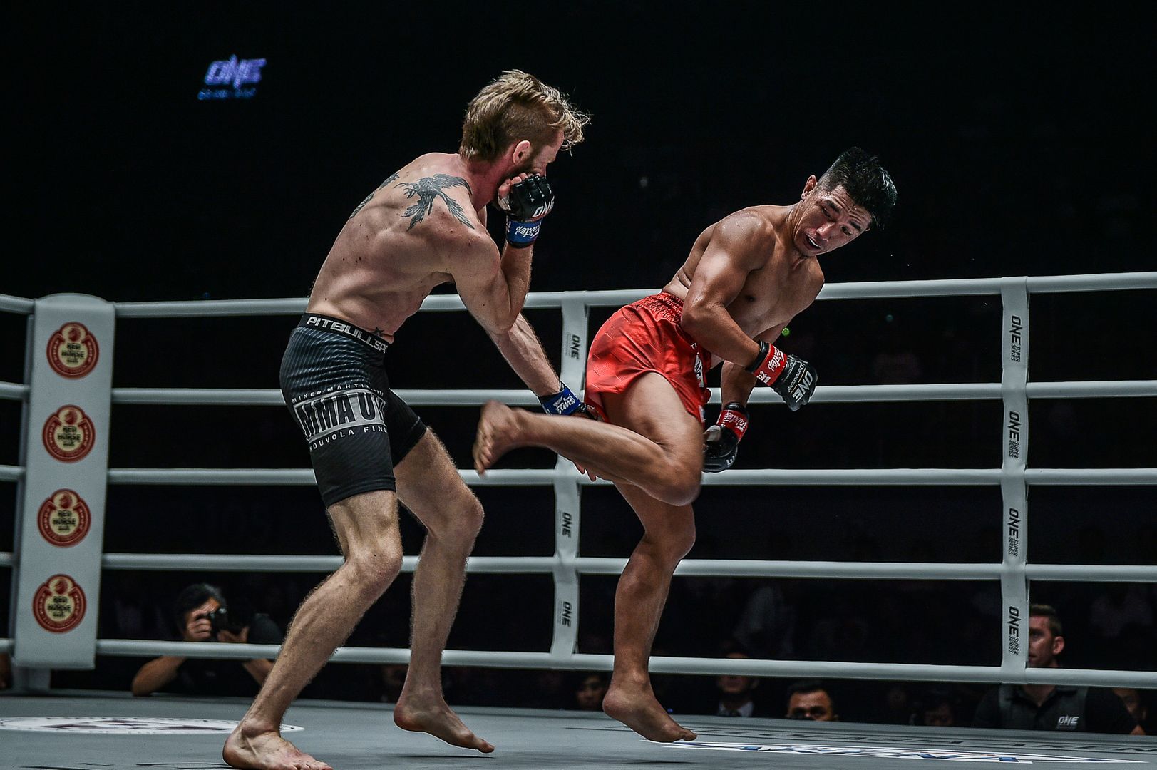 Filipino mixed martial artist Geje Eustaquio nails a spinning back kick to Toni Tauru's liver