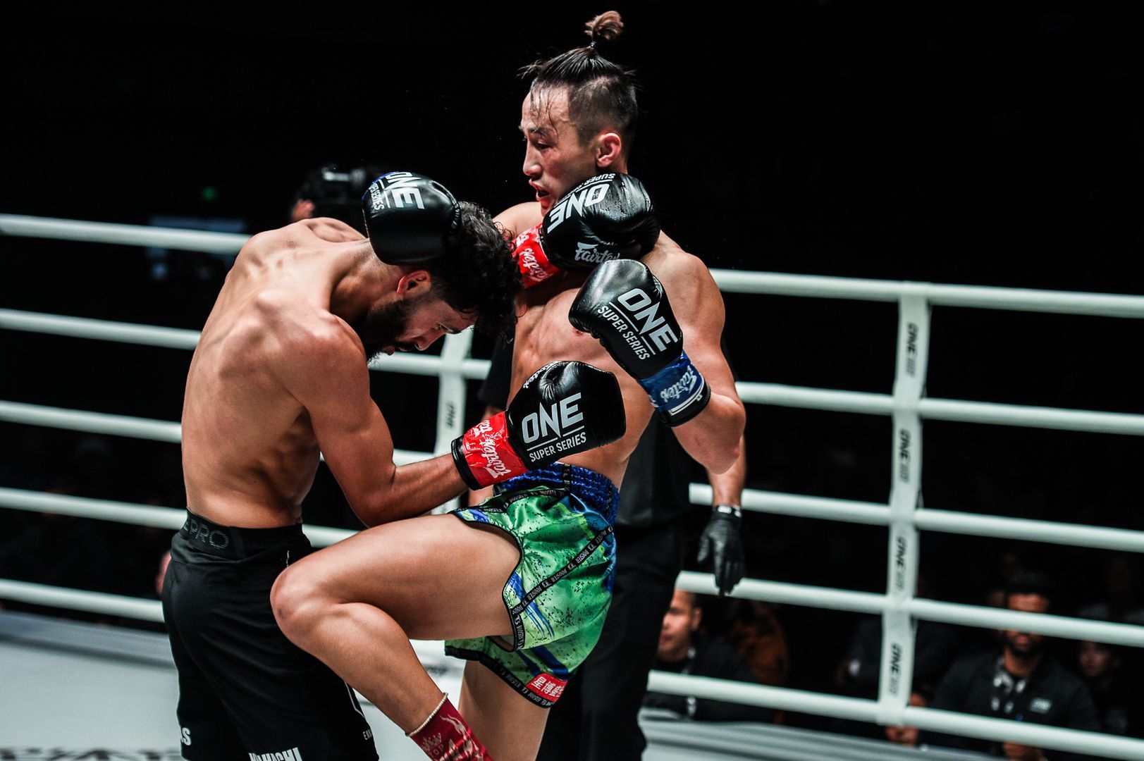 Ilias Ennahachi defeats Wang Wenfeng at ONE AGE OF DRAGONS YK 8256.jpg