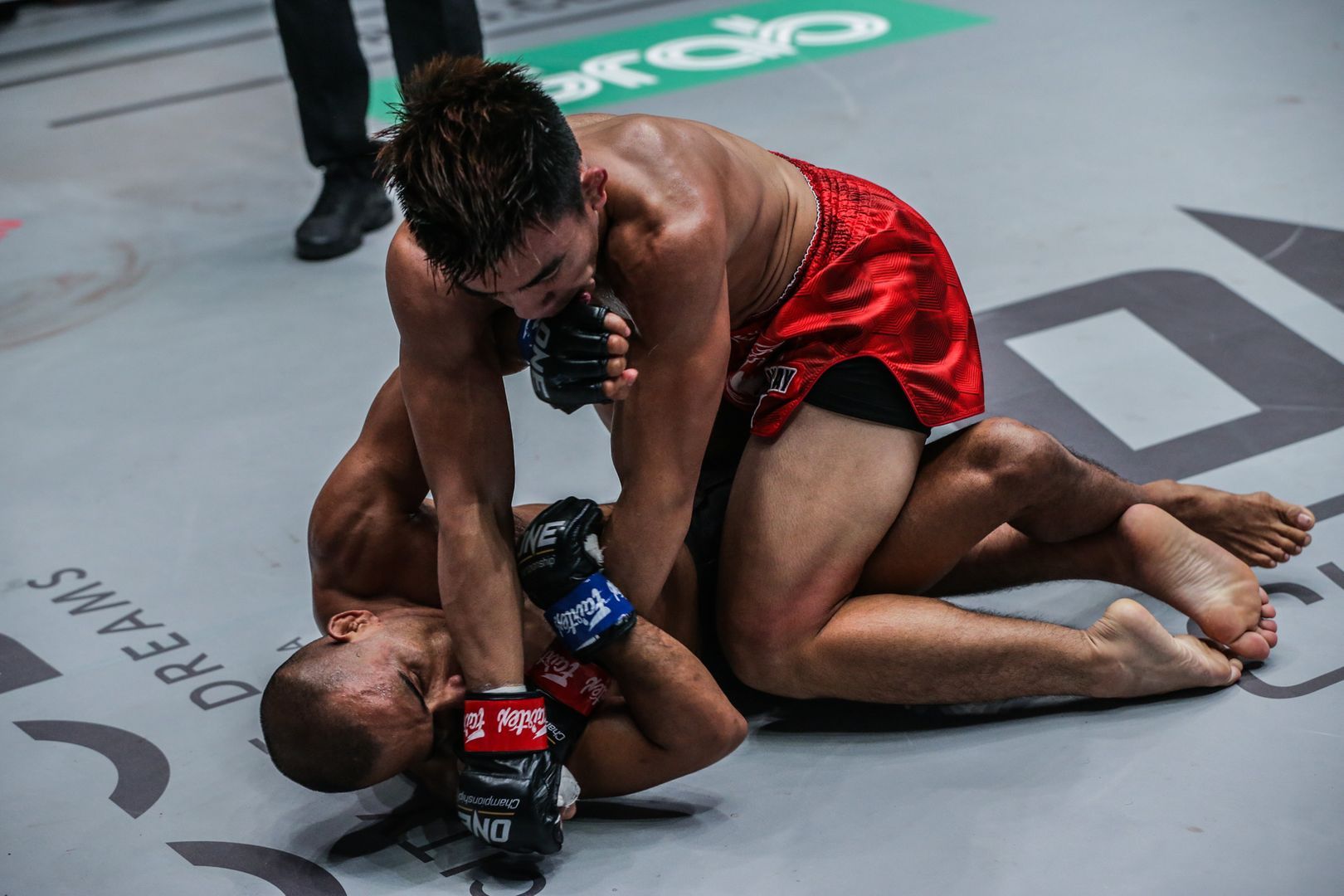 Filipino MMA fighter Joshua Pacio unleashes ground-and-pound on Rene Catalan