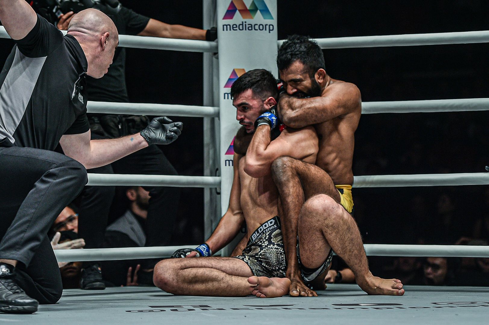 Rahul Raju locks in the rear-naked choke