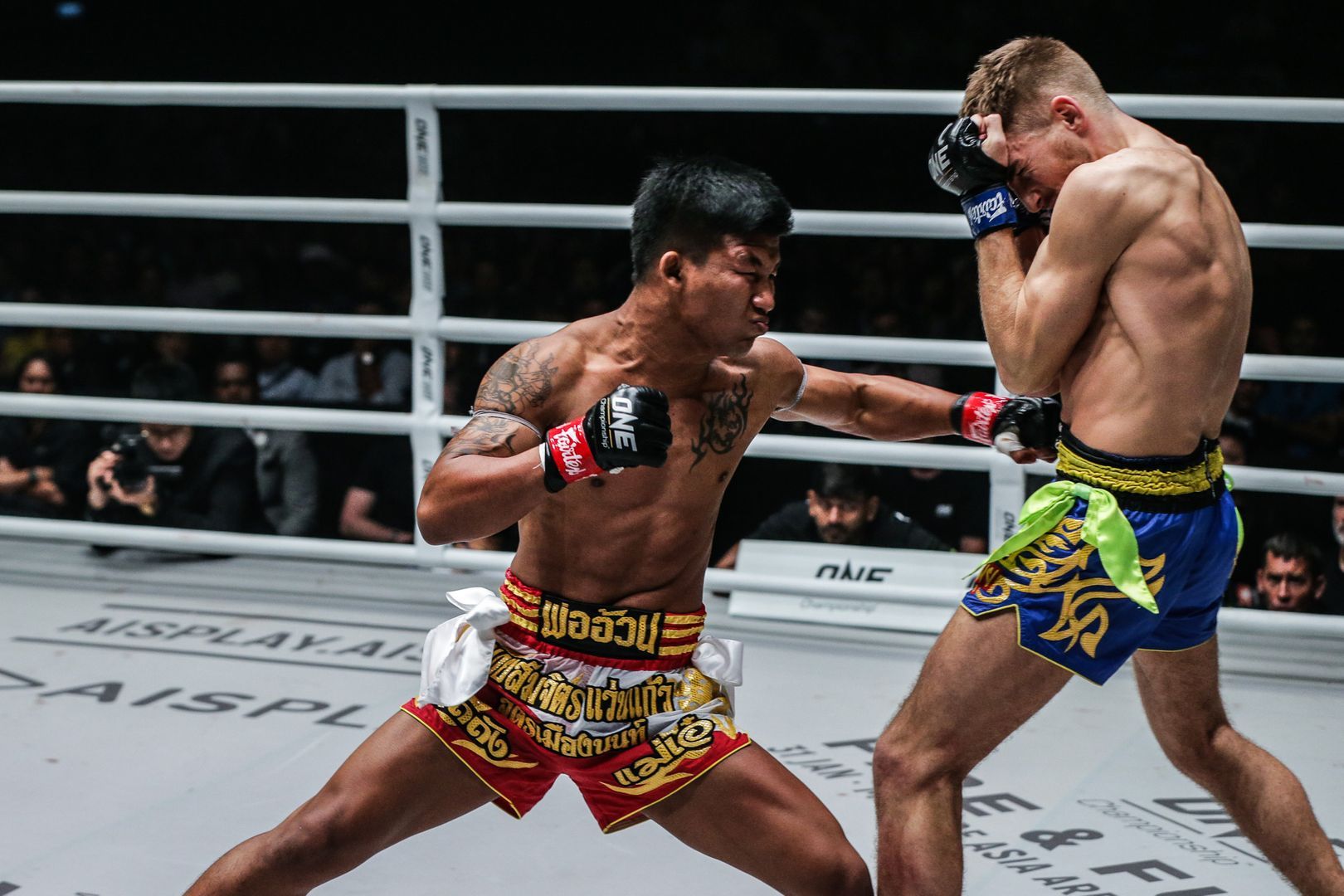ONE Flyweight Muay Thai World Champion Rodtang Jitmuangnon cracks Jonathan Haggerty in the tummy