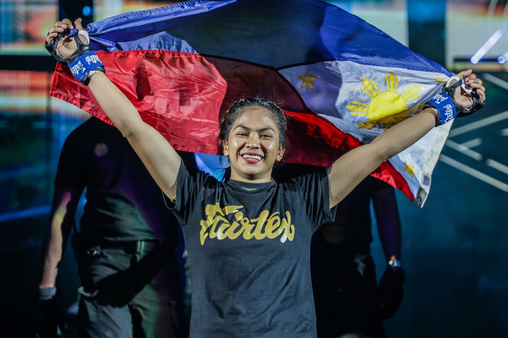 Denice Zamboanga proudly waves the Philippines' flag in Singapore