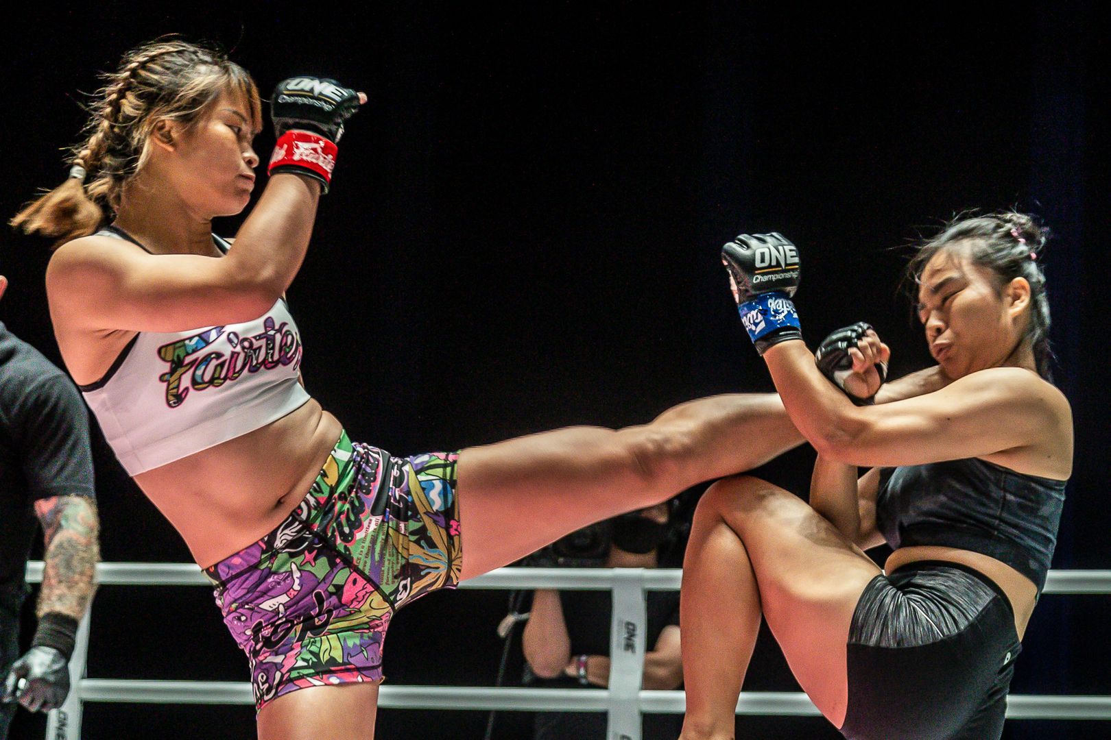 Stamp Fairtex throws a huge roundhouse kick at Sunisa Srisen
