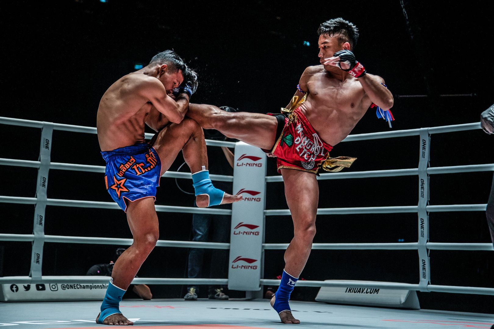 Muay Thai fighter Mongkolpetch Petchyindee Academy kicks Cambodian fighter Sok Thy