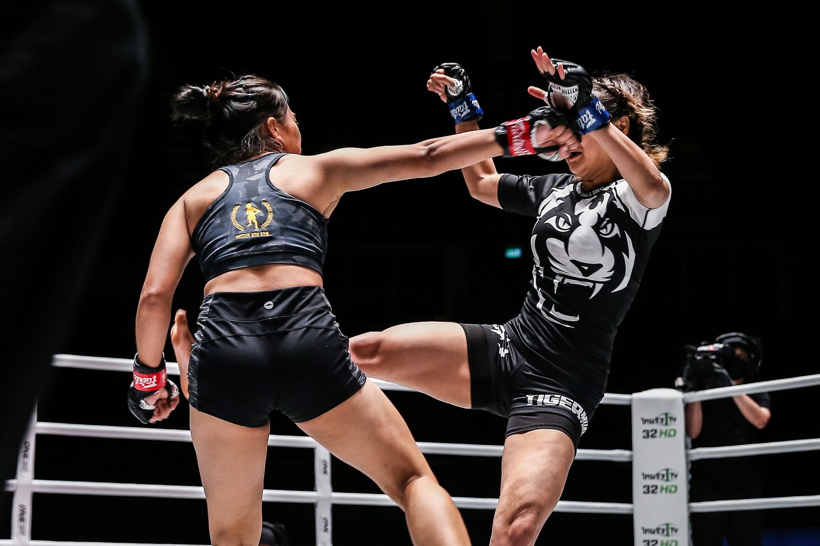 Sunisa Srisen Rika Ishige mixed martial arts 1920X1280 19.jpg