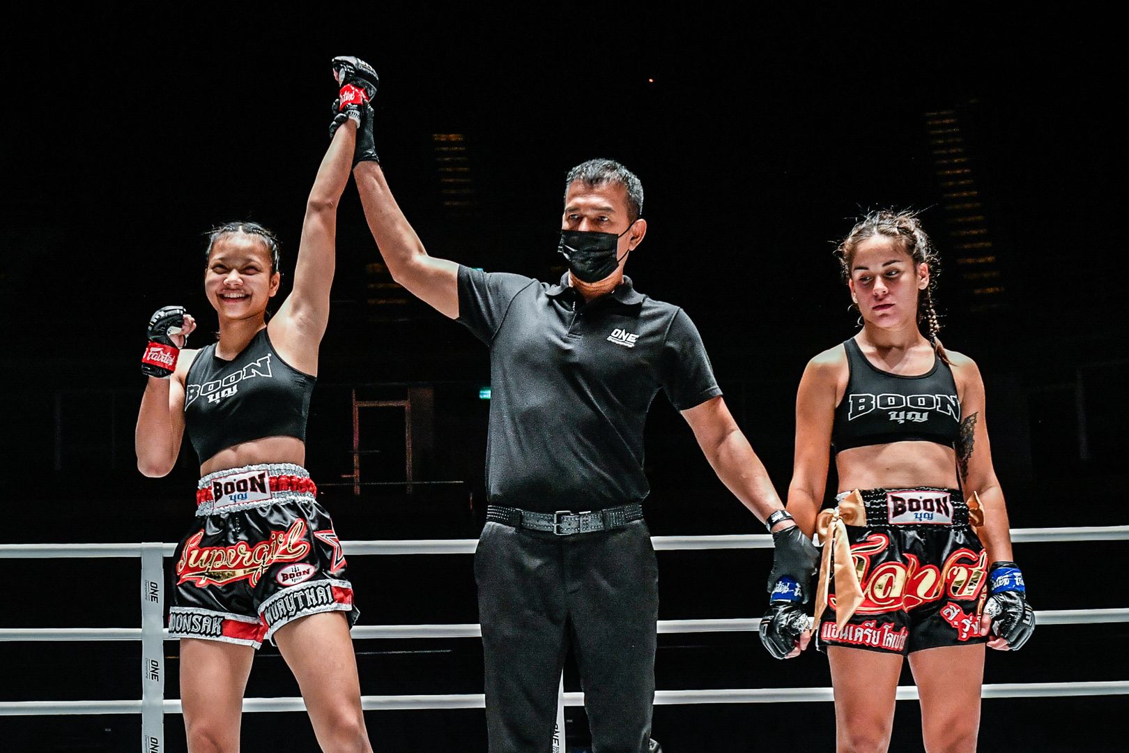 Supergirl Jaroonsak Muaythai defeats Milagros Lopez