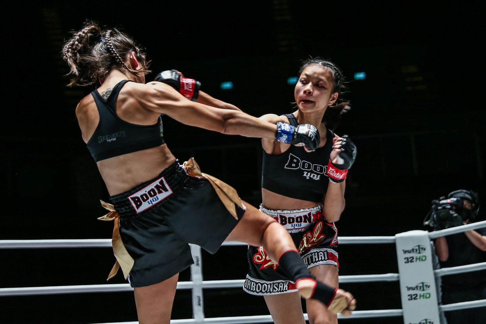 Supergirl Jaroonsak Muaythai unloads a cross