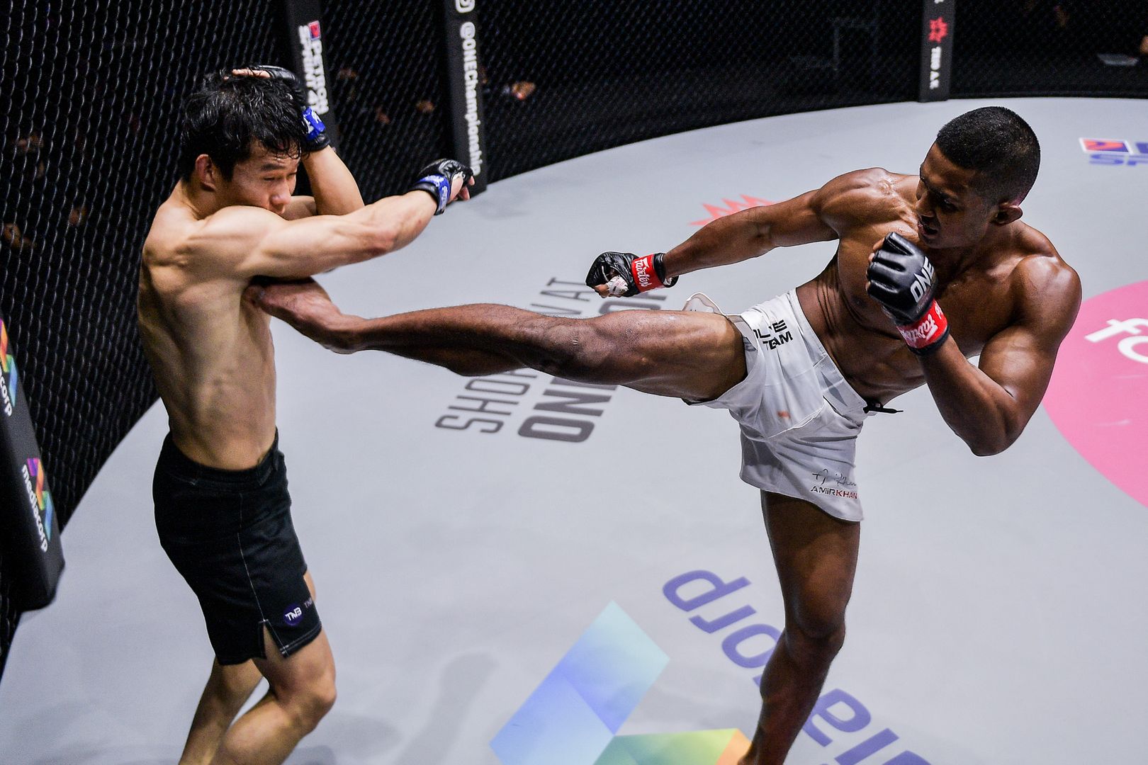 Exclusive photos from Singaporean fighter Amir Khan and South Korean star Dae Hwan Kim’s MMA fight at ONE: COLLISION COURSE II on 25 December