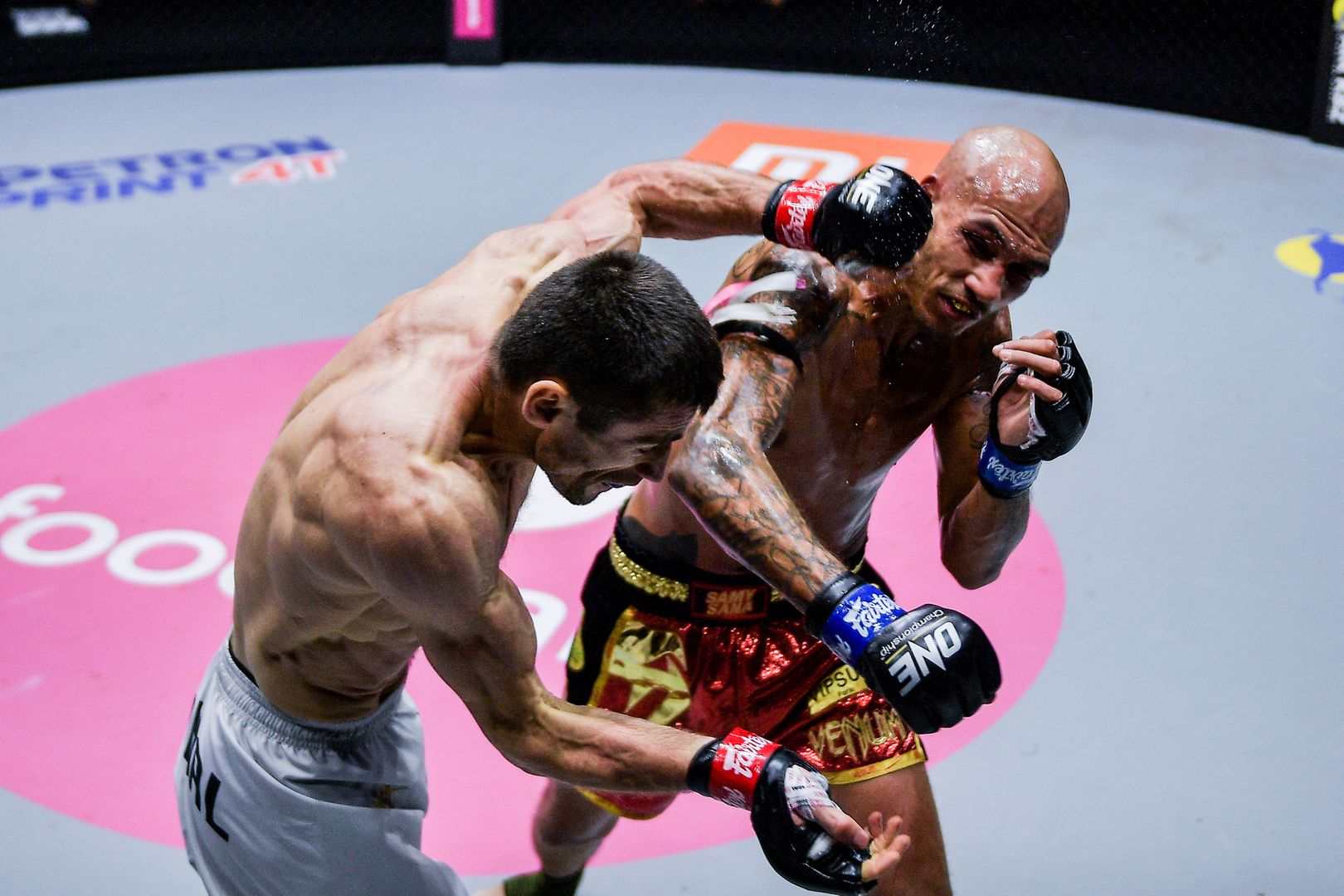 比赛重新开始后,萨那的一记大摆拳直击尤苏波夫的下巴,让俄国人向后退