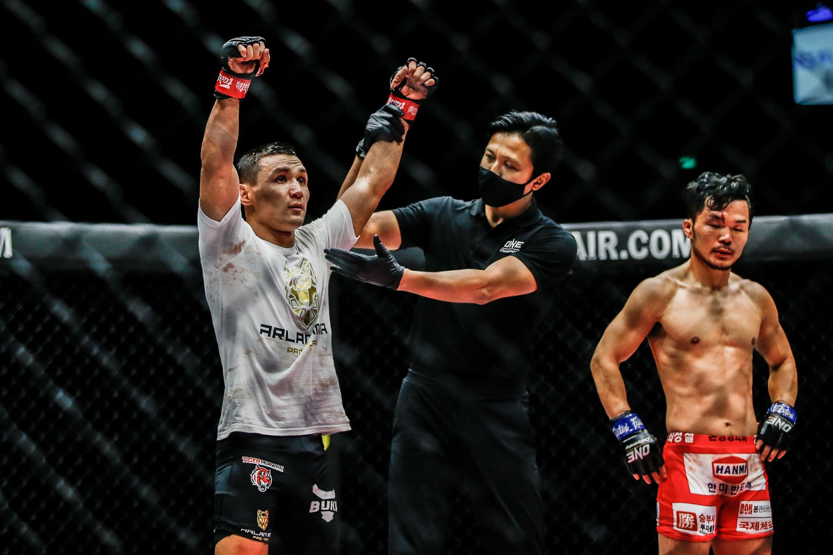 Kairat Akhmetov Dae Hwan Kim ONE Collision Course 1920X1280 15.jpg