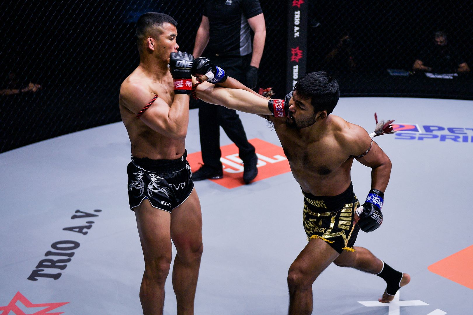 Muay Thai legend Nong-O Gaiyanghadao fights Rodlek PK.Saenchai Muaythaigym at ONE: COLLISION COURSE