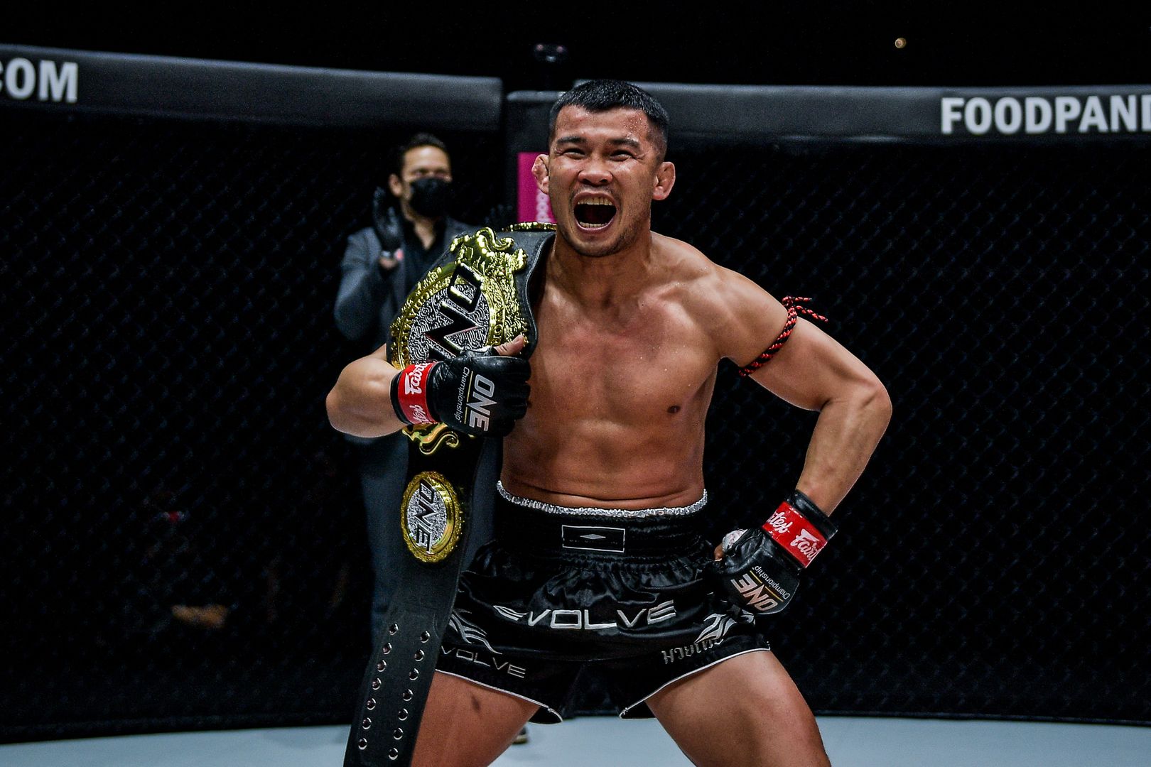 Muay Thai legend Nong-O Gaiyanghadao fights Rodlek PK.Saenchai Muaythaigym at ONE: COLLISION COURSE