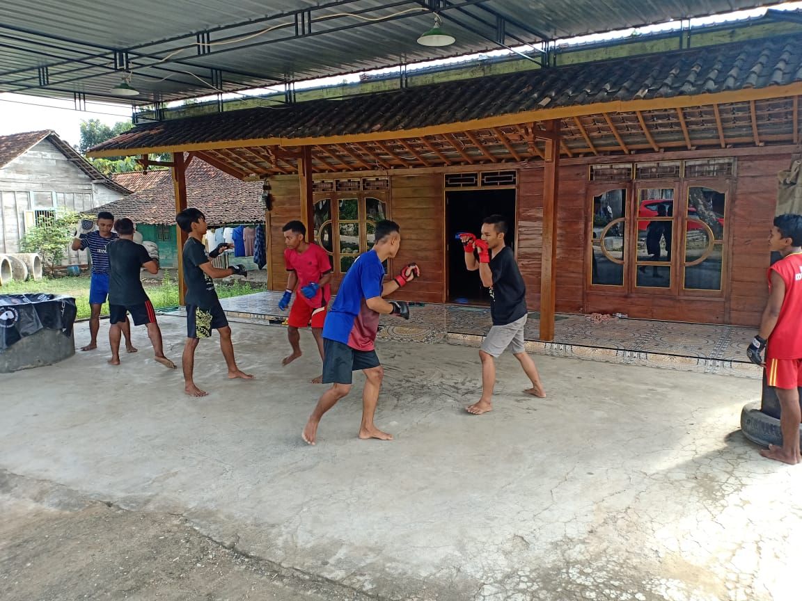 Students train at Sunoto's gym, Terminator Top Team