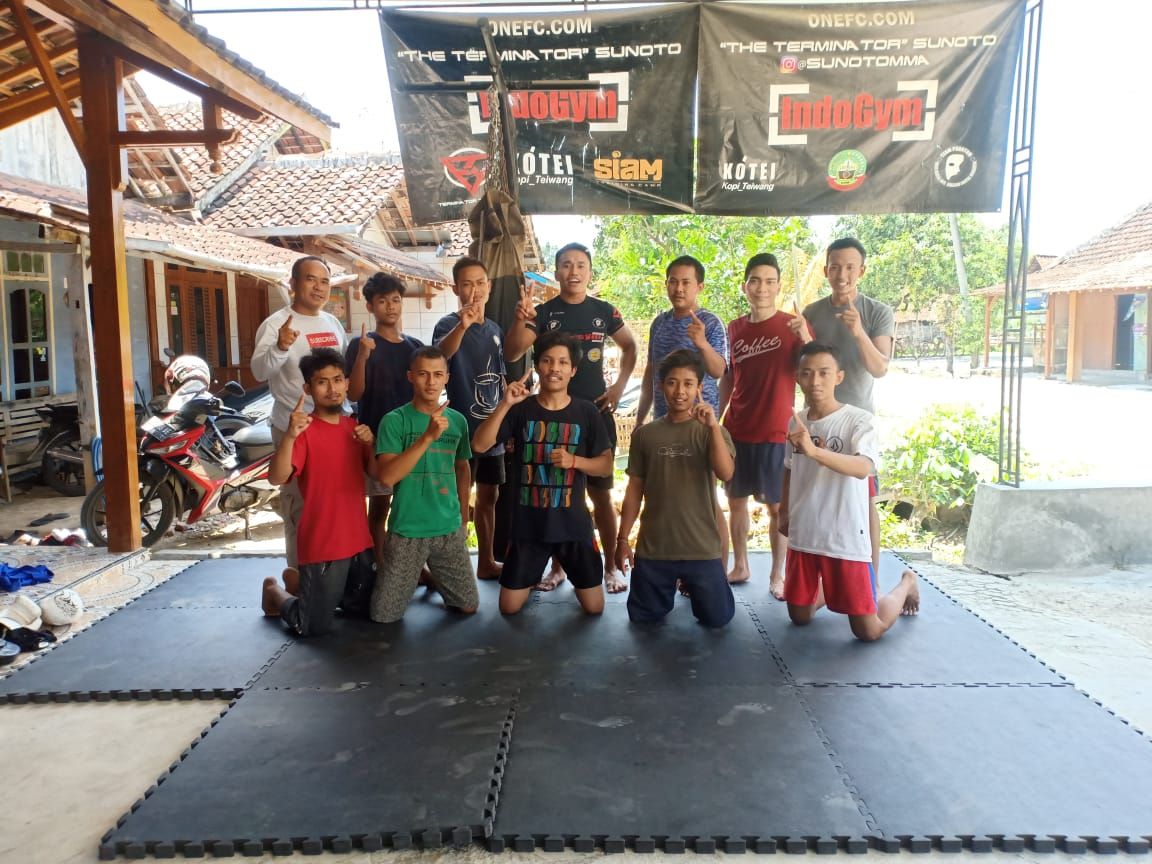 Sunoto posing with students at Terminator Top Team