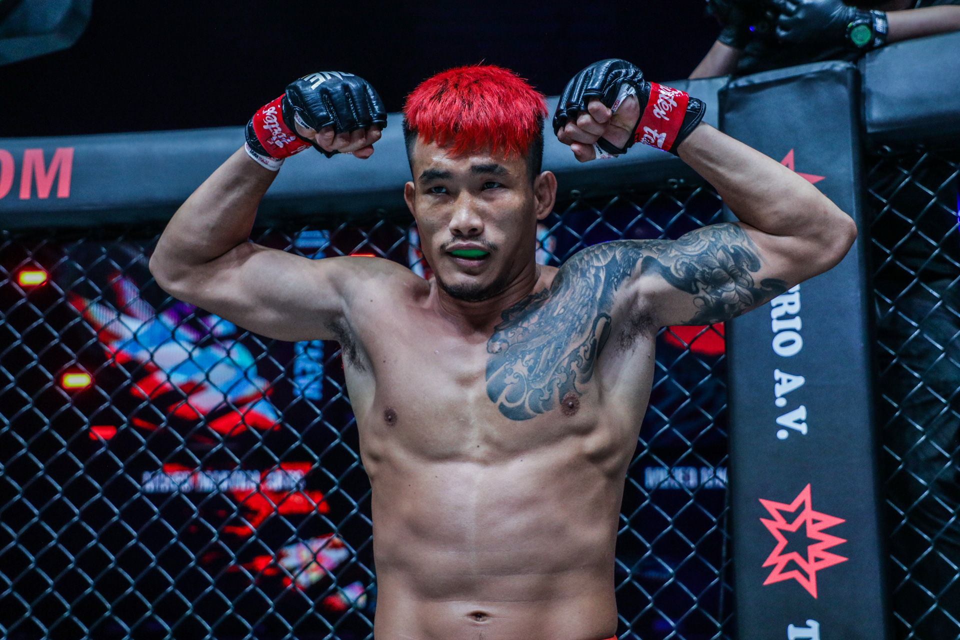 Yodkaikaew Fairtex flexes in the Circle
