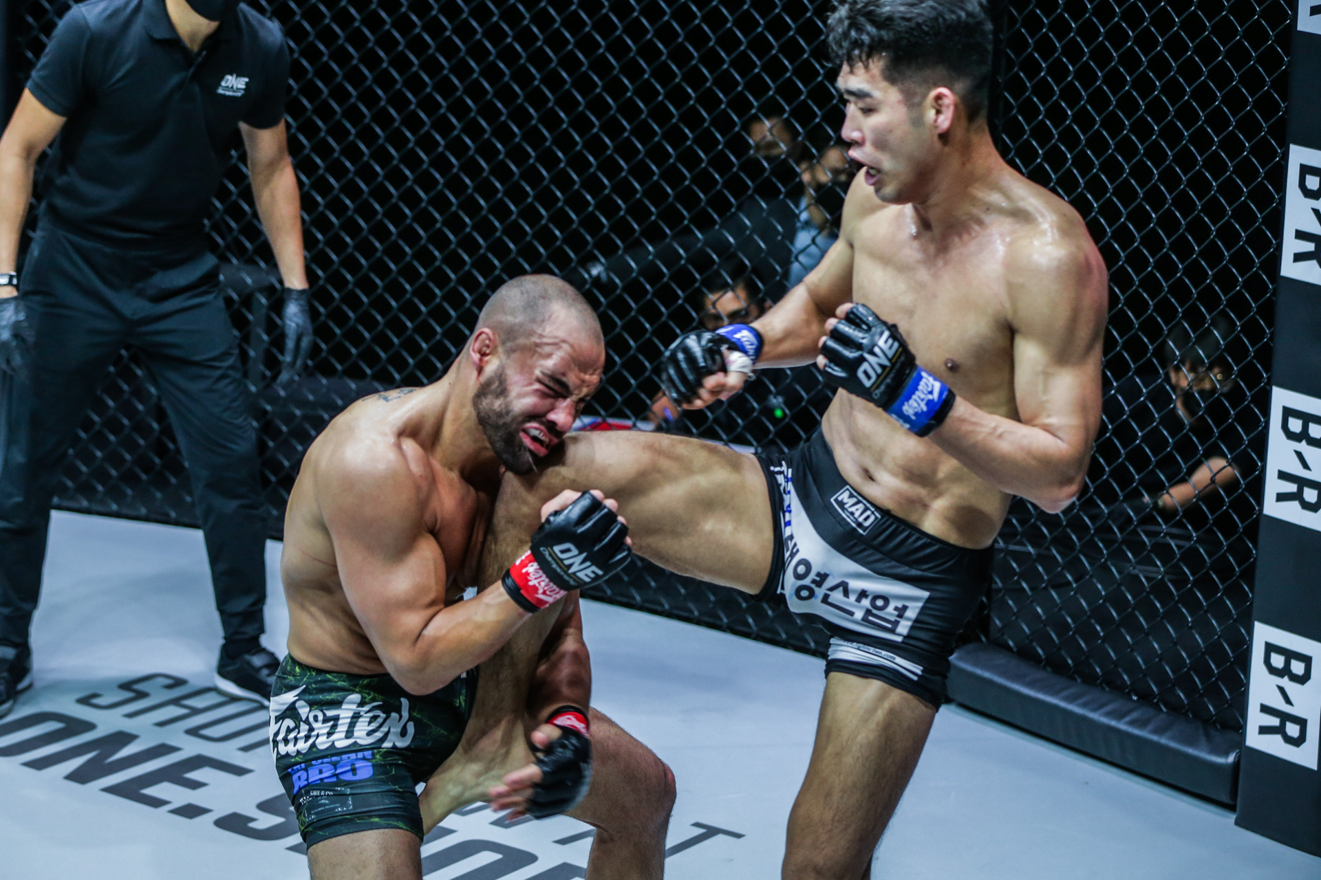 Ok Rae Yoon Eddie Alvarez 1920X1280 ONE on TNT IV 40.jpg