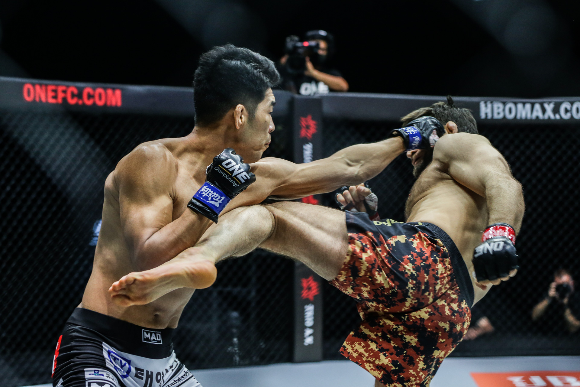Ok Rae Yoon Marat Gafurov ONE on TNT III 1920X1280 23.jpg