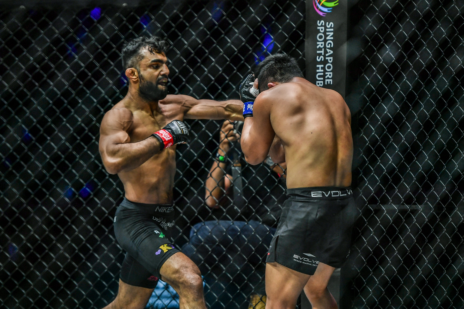 Scenes from the all-Indian clash between Gurdarshan Mangat and Roshan Mainam at ONE: DANGAL on 15 May