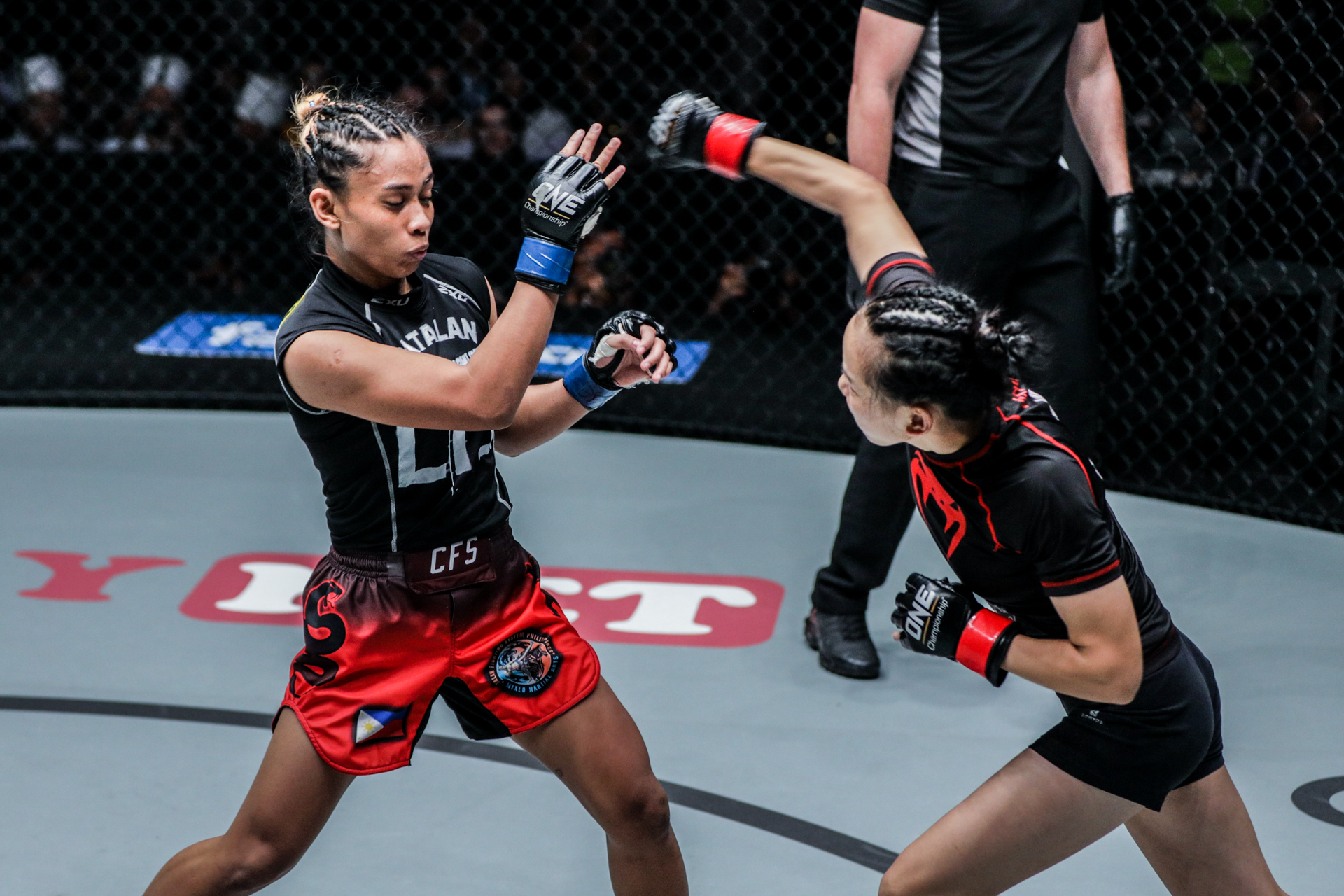 "MMA Sister" Lin Heqin throws a punch