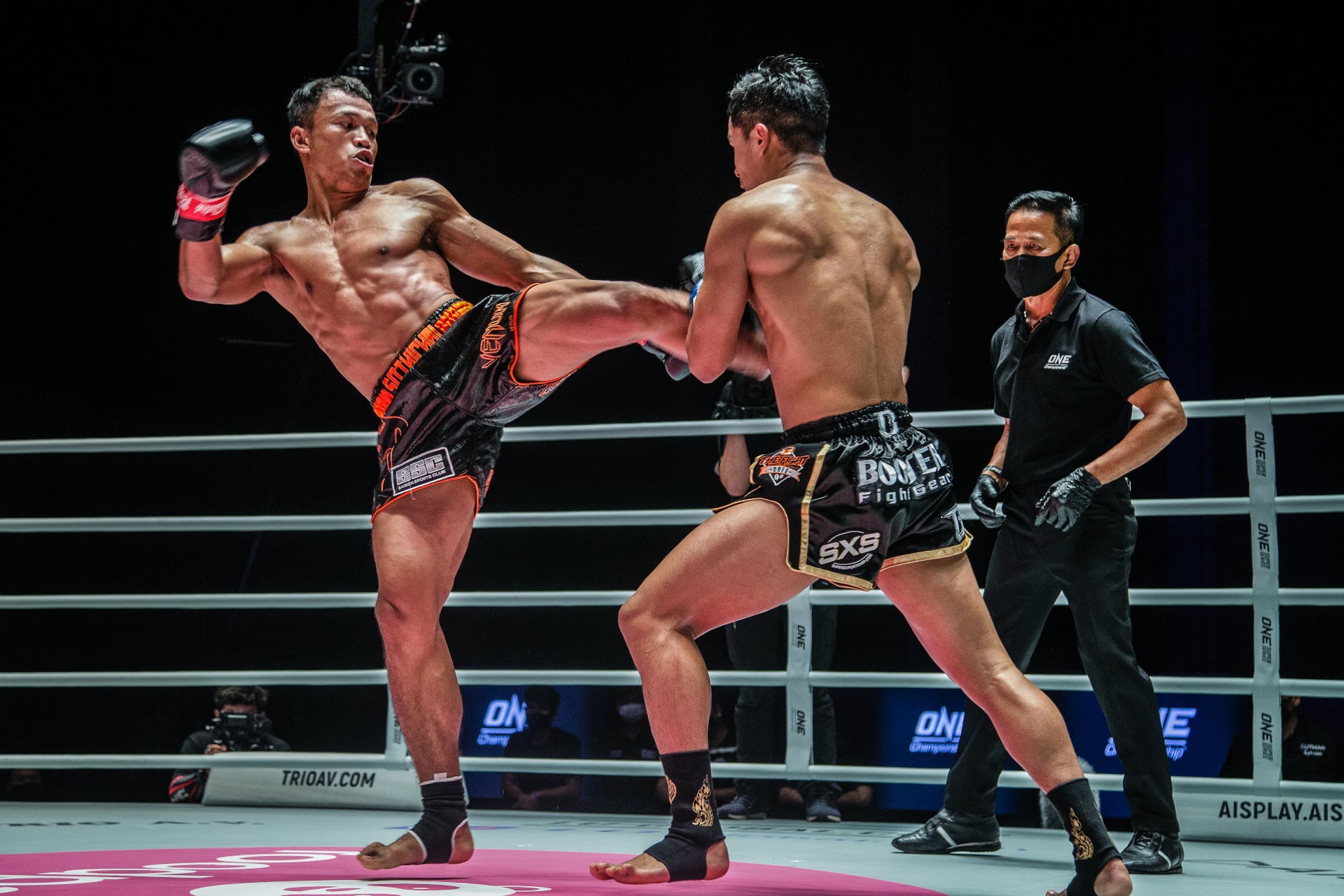 Sitthichai kicks Superbon