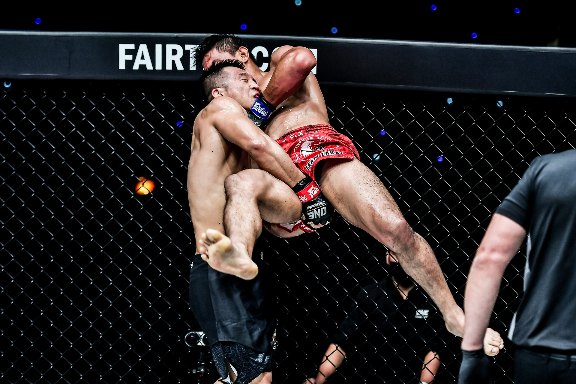 Pictures from the lightweight showdown between Eduard Folayang and Zhang Lipeng at ONE: BATTLEGROUND II