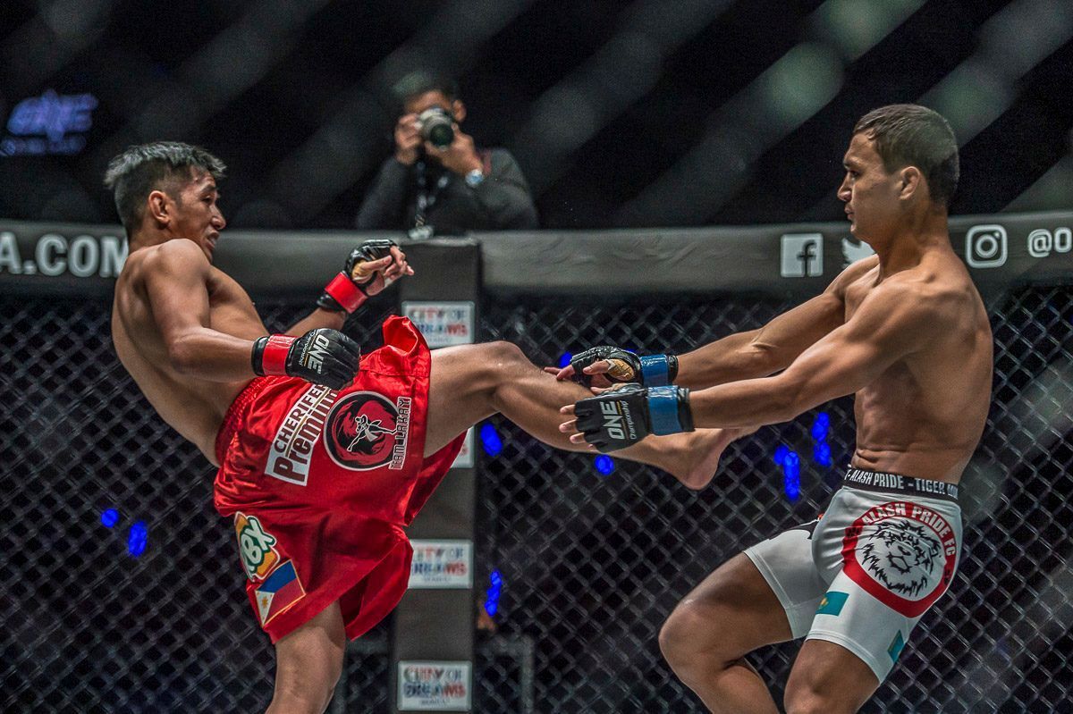 Geje Eustaquio kicks Kairat Akhmetov in their rematch