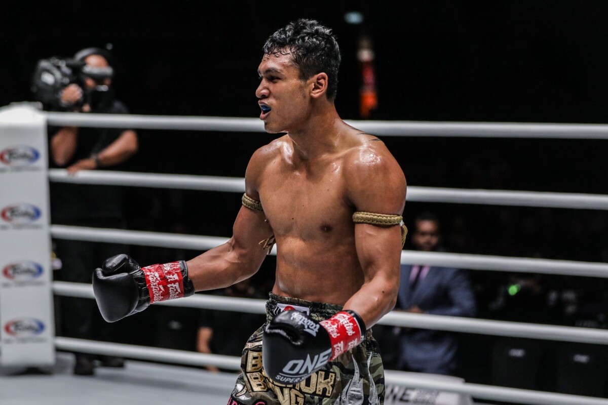 smokin' jo nattawut celebrates in a fight