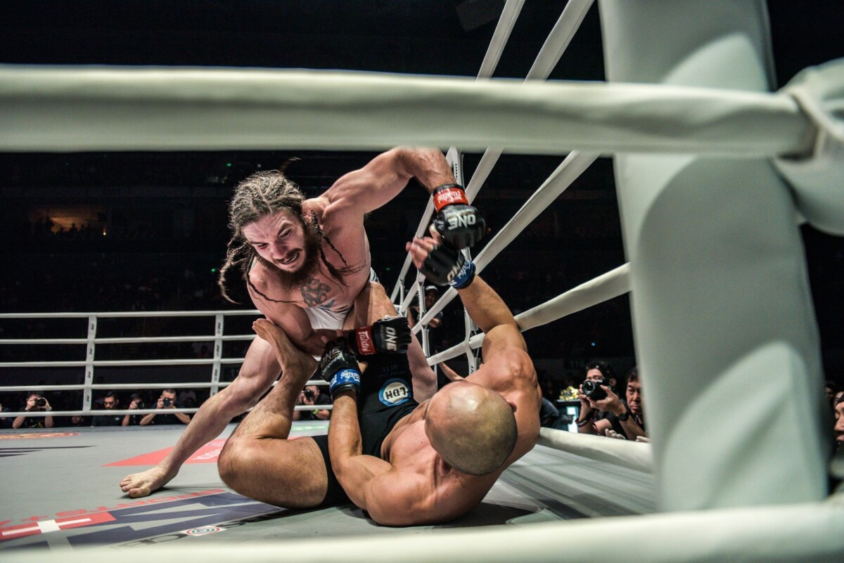 James Nakashima looks to drop a clean punch on Yushin Okami in Manila