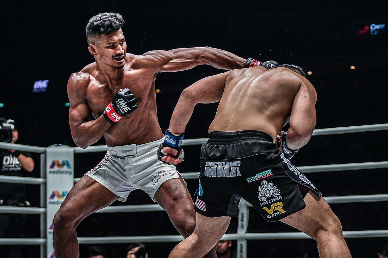 Amir Khan defeats Ev Ting at ONE EDGE OF GREATNESS DA 6752