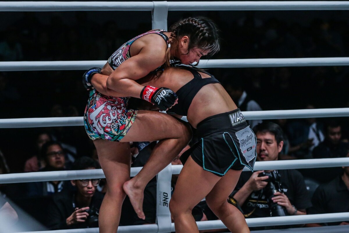 Stamp Fairtex attacks Bi Nguyen in the clinch