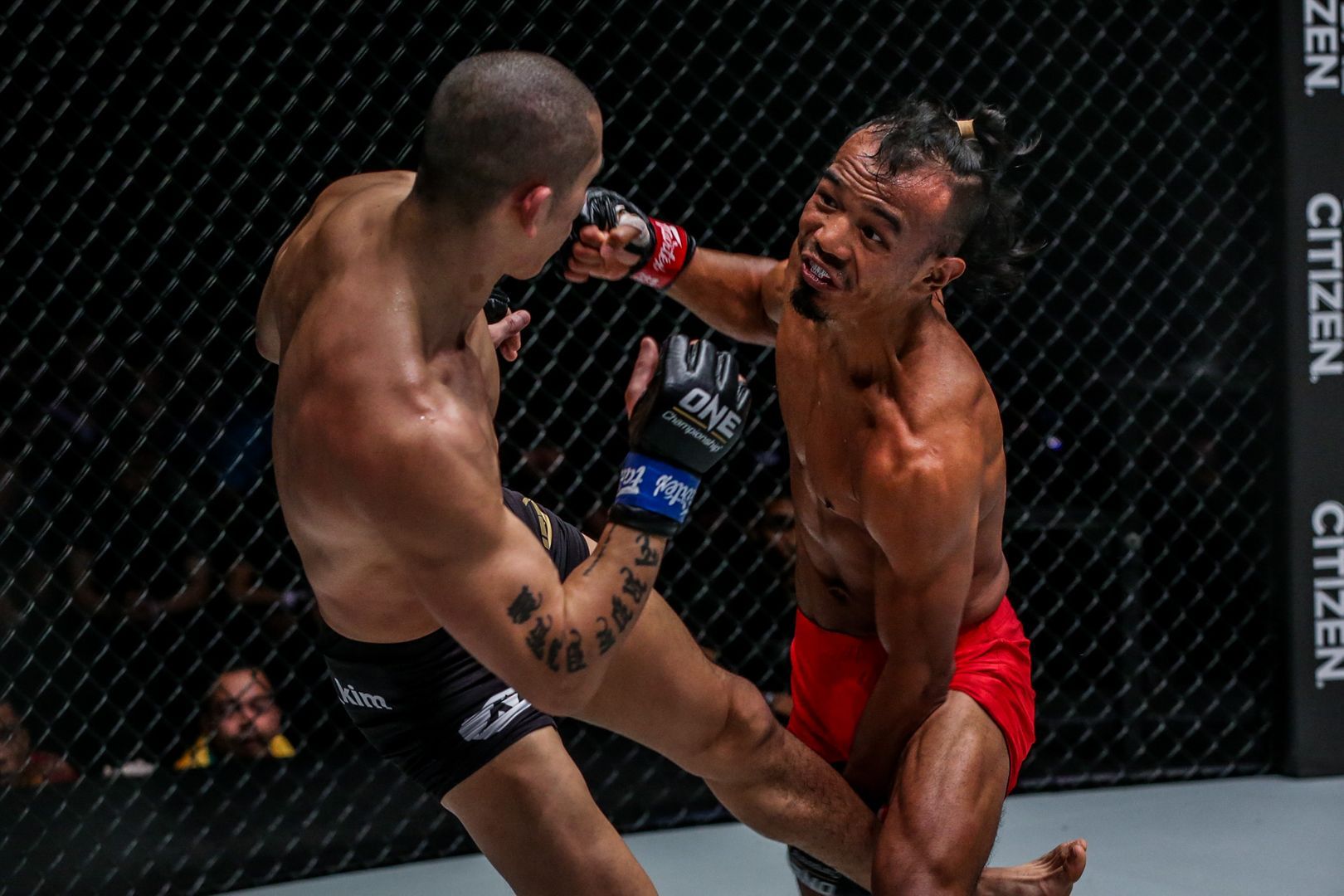 Myanmar rising star Tial Thang throws a crushing punch
